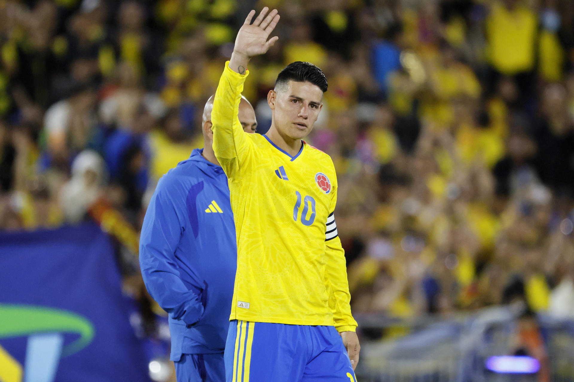 James Rodríguez saluda al público este lunes al finalizar el partido amistoso de Colombia ante Costa Rica en el estadio El Campín de Bogotá. EFE/ Carlos Ortega