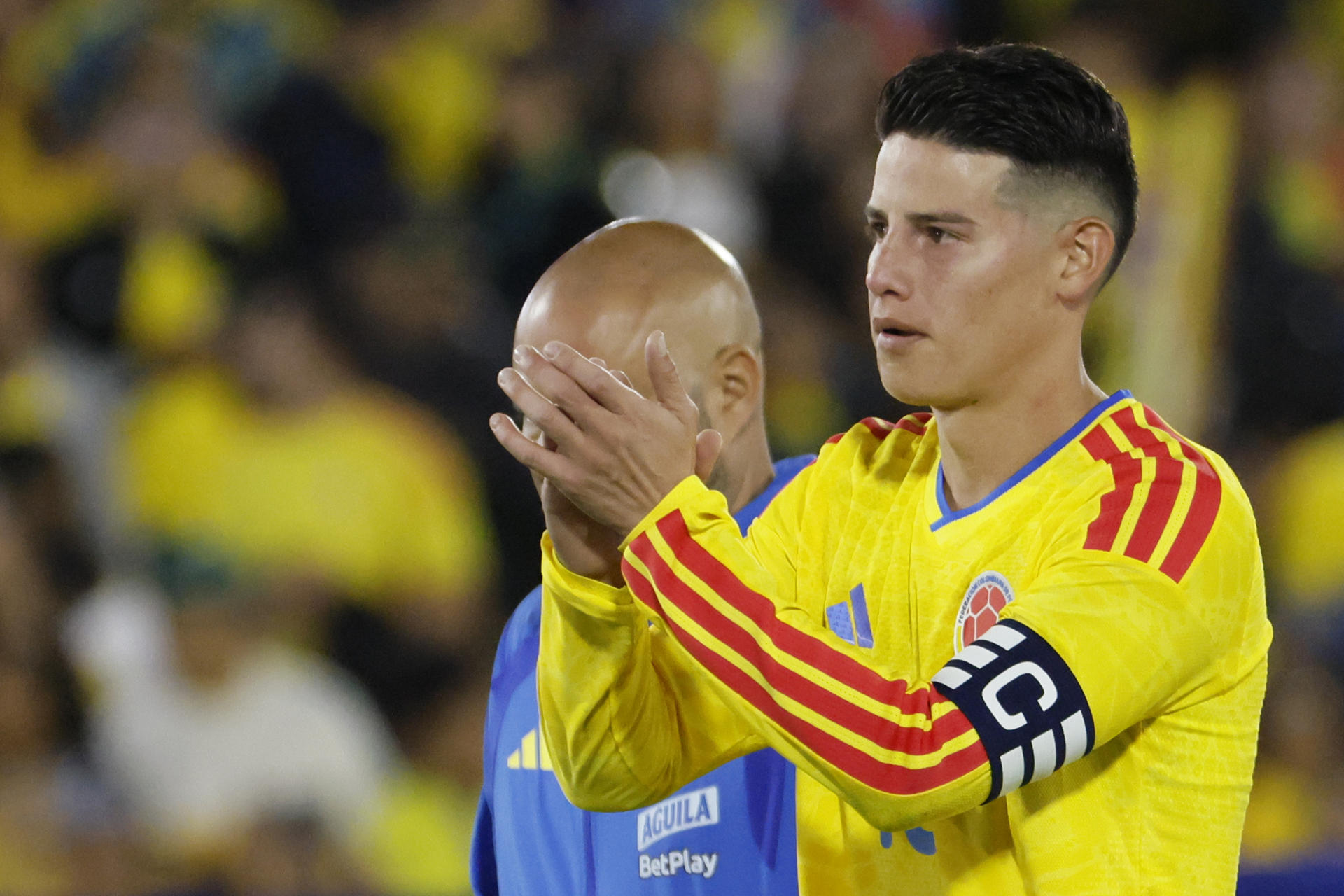 James Rodríguez, de Colombia, reacciona este lunes al finalizar el partido amistoso contra Costa Rica en el estadio El Campín, en Bogotá. EFE/ Carlos Ortega