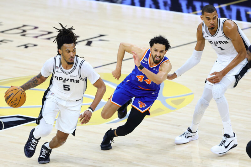 Stephon Castle (i), de los Spurs, disputa el balón con Landry Shamet, de los Knicks, en el segundo partido de las finales de la NBA entre los San Antonio Spurs y los New York Knicks en el estadio Frost Bank Center en San Antonio (EE.UU.). EFE/ Carlos Ramírez