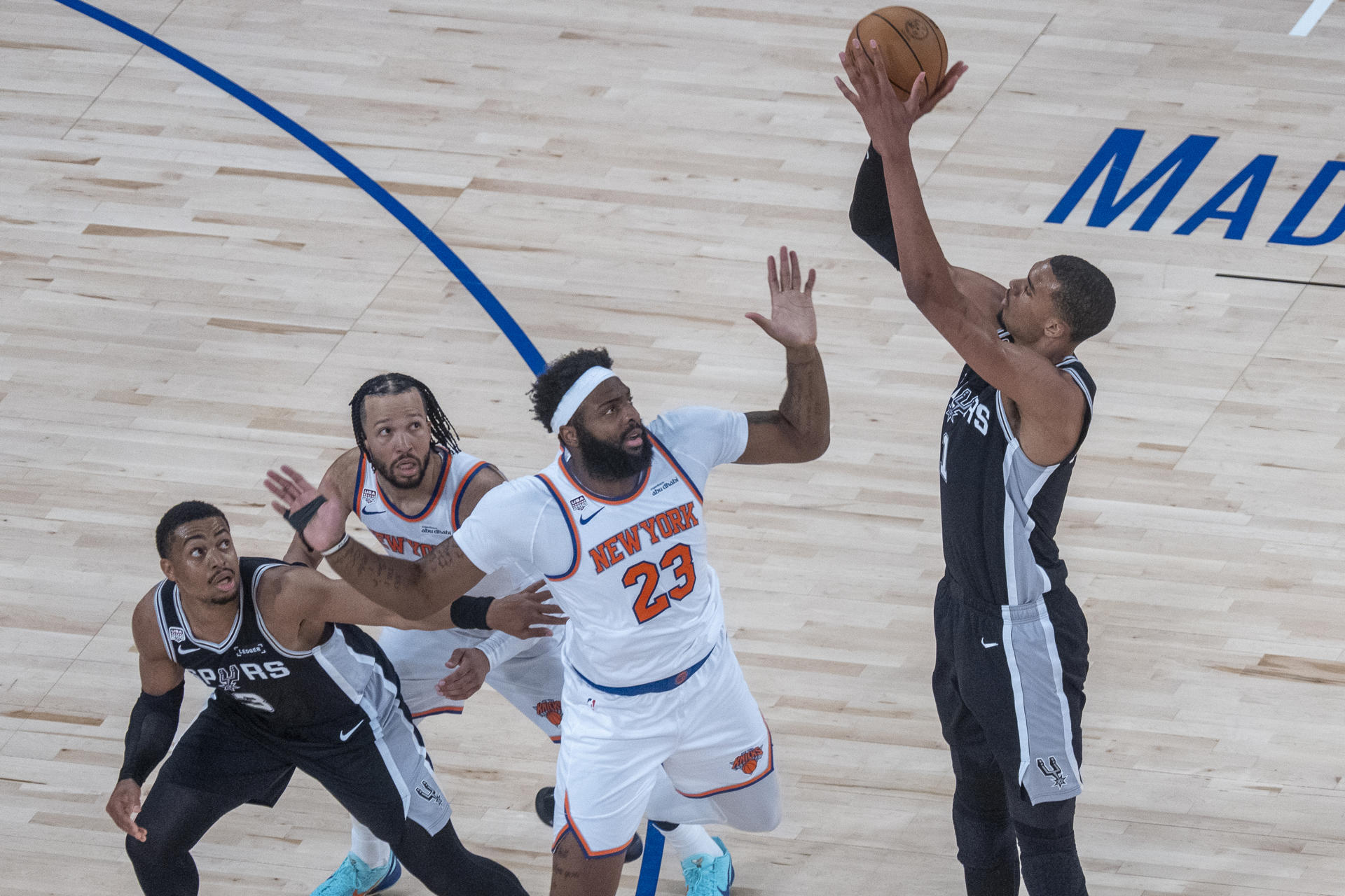Victor Wembanyama (d), de los San Antonio Spurs, lanza el balón en un juego de las finales de la NBA entre los Knicks de Nueva York y los San Antonio Spurs, en el Madison Square Garden, en Nueva York (EE.UU). EFE/ Ángel Colmenares