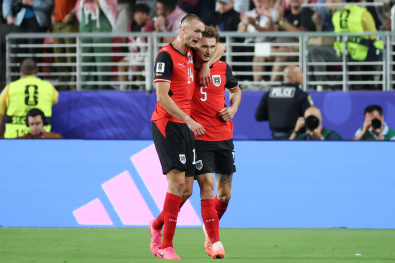El futbolista austríaco Stefan Posch (d), durante el partido jugado por su selección este martes contra Jordania en Santa Clara (EE.UU.) en el Mundial de Estados Unidos, México y Canadá. EFE/ Miguel Gutiérrez