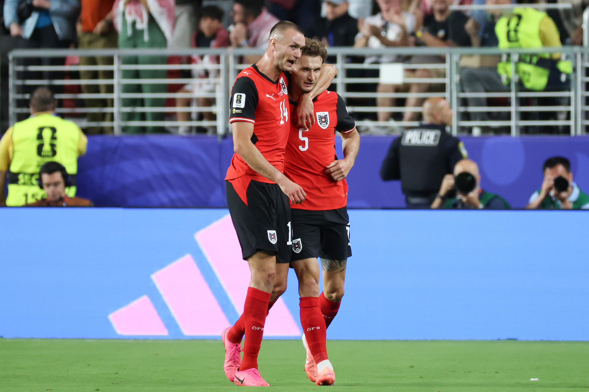 El futbolista austríaco Stefan Posch (d), durante el partido jugado por su selección este martes contra Jordania en Santa Clara (EE.UU.) en el Mundial de Estados Unidos, México y Canadá. EFE/ Miguel Gutiérrez