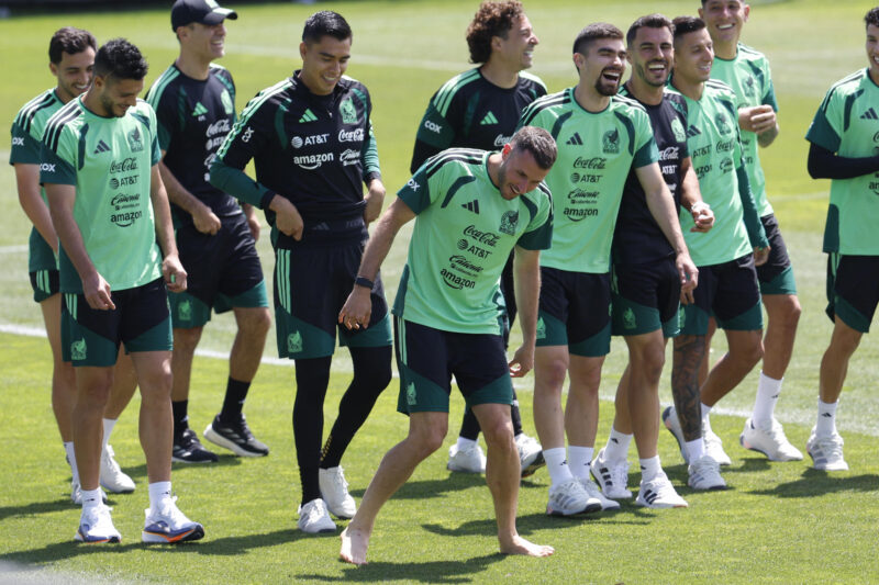 Obed Vargas: "El objetivo de México es llegar a la final” Los jugadores de la selección de fútbol de México durante el entrenamiento que el combinado nacional practica este viernes en el Centro de Alto Rendimiento, en Ciudad de México. EFE/Sashenka Gutiérrez