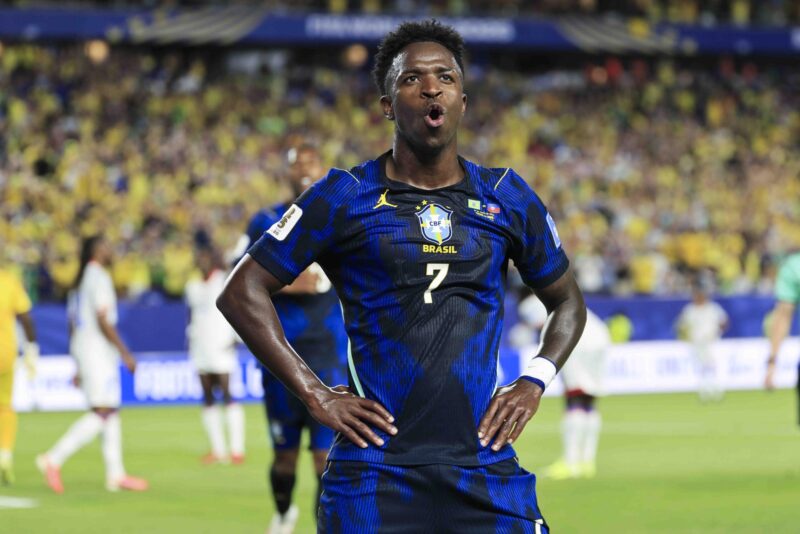 El delantero brasileño Vinicius Junior celebra un gol junto a sus compañeros durante el partido de la Copa Mundial 2026 frente a Haití, en Filadelfia, EE.UU. EFE/EPA/SHAWN THEW