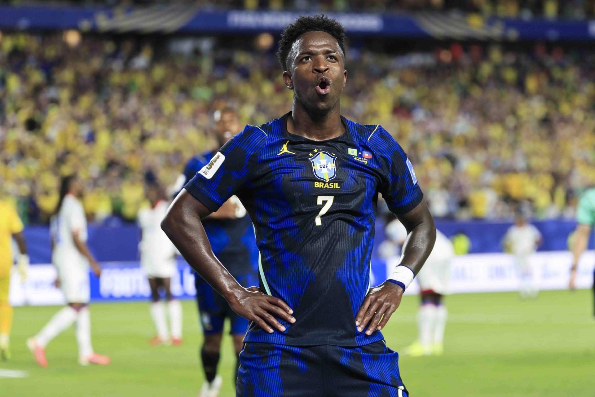El delantero brasileño Vinicius Junior celebra un gol junto a sus compañeros durante el partido de la Copa Mundial 2026 frente a Haití, en Filadelfia, EE.UU. EFE/EPA/SHAWN THEW
