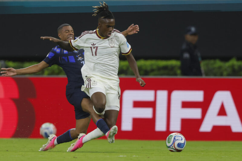¿Qué lesión tiene Nico Williams y volverá a jugar el Mundial 2026? Nicolás De La Cruz (i) de Uruguay disputa el balón con Nico Williams de España en el partido del grupo H del Mundial de la FIFA 2026 entre Uruguay y España en el estadio Akron en Guadalajara (México). EFE/ Francisco Guasco