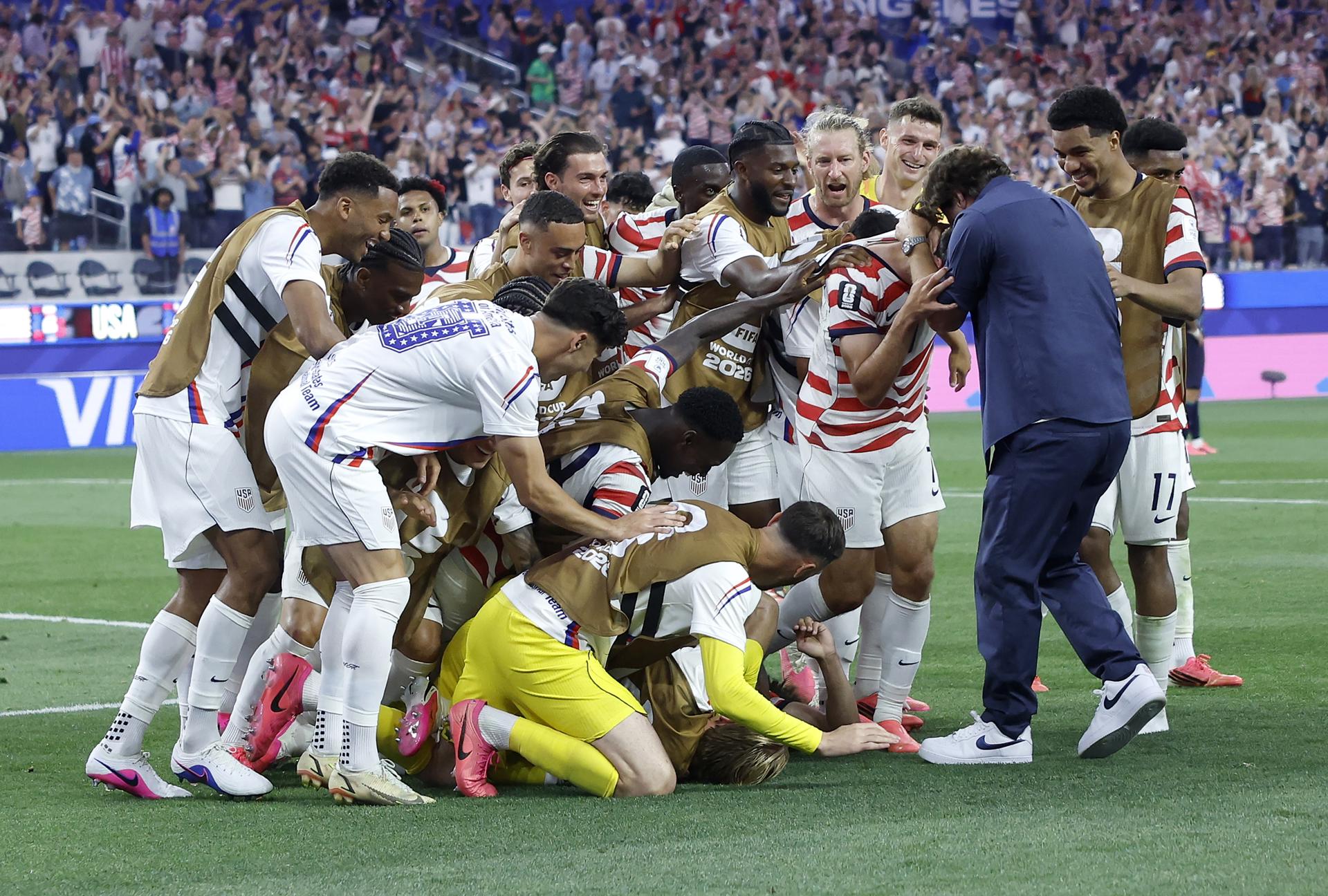 Los jugadores de USA celebran con Mauricio Pochettino (R) la victoria en el debut del Mundial Paraguay, en Los Angeles, California, USA. EFE/EPA/CHRIS TORRES
