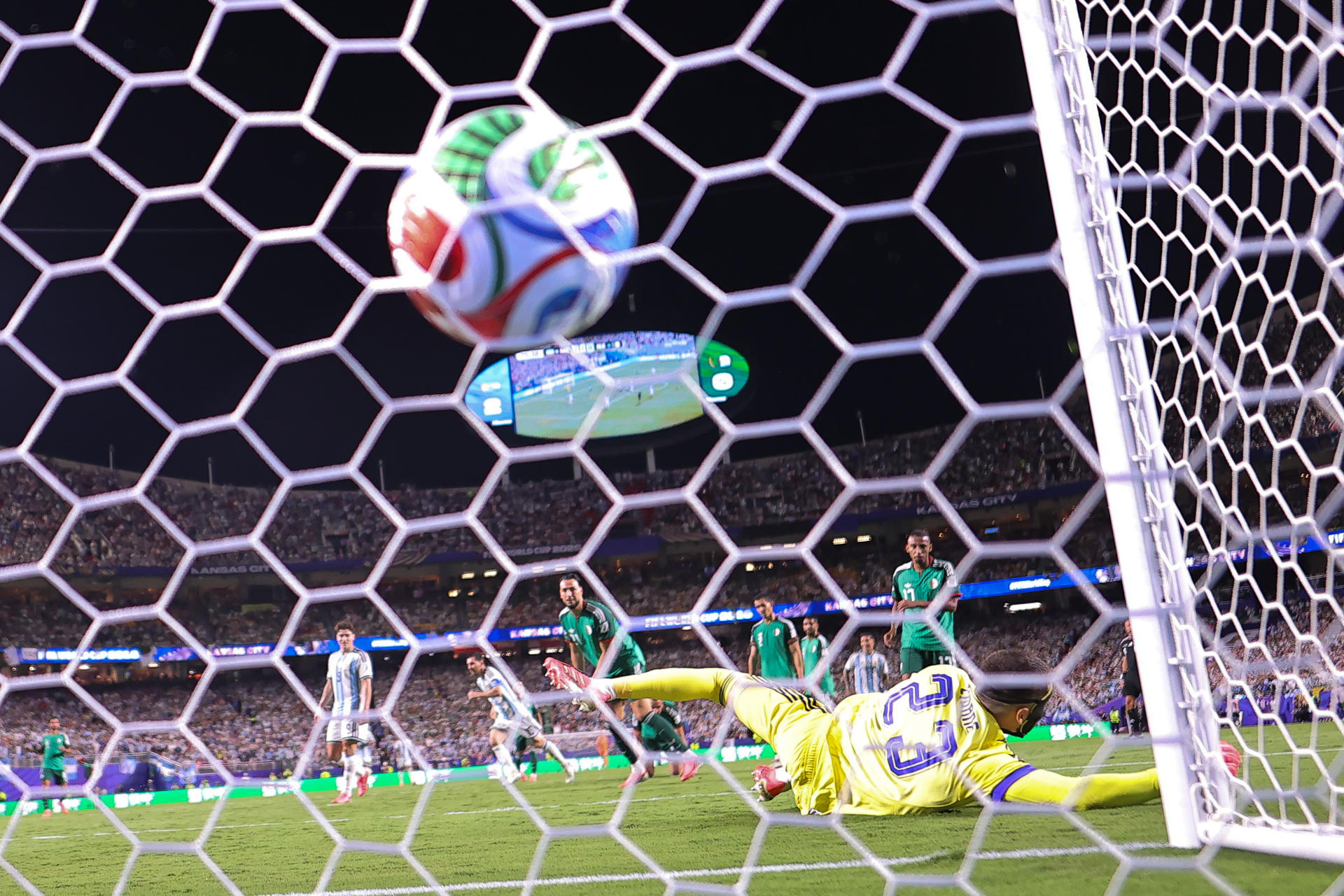Luca Zidane de Argelia recibe un gol este martes, en un partido del grupo J del Mundial de la FIFA 2026 entre Argentina y Argelia en el estadio Arrowhead en Kansas (Estados Unidos). EFE/ Juan Ignacio Roncoroni