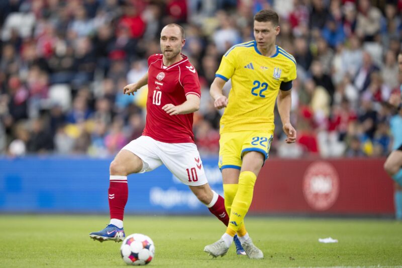 El danés Christian Eriksen (I) en acción con el ucraniano Mykola Matviyenko durante el partido amistoso de fútbol entre Dinamarca y Ucrania en el Estadio de Odense, Dinamarca. EFE/EPA/Bo Amstrup ////////// Odense (Denmark), 07/06/2026.- Denmark's Christian Eriksen (L) in action with Ukraine's Mykola Matviyenko during the international soccer friendly match Denmark against Ukraine at Odense Stadium, in Odense, Denmark, 07 June 2026. (Futbol, Amistoso, Dinamarca, Ucrania) EFE/EPA/Bo Amstrup DENMARK OUT
