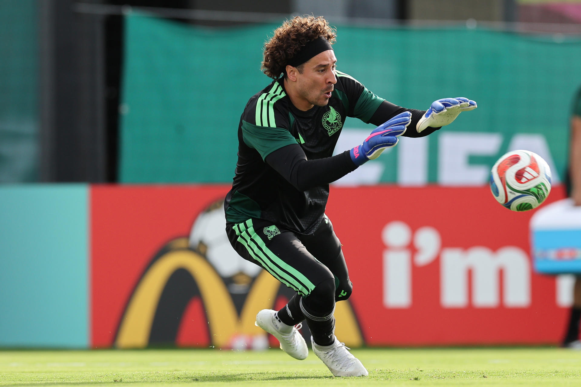 Guillermo Ochoa portero de México participa en un entrenamiento como parte del Mundial FIFA 2026 en (México). EFE/ Alex Cruz