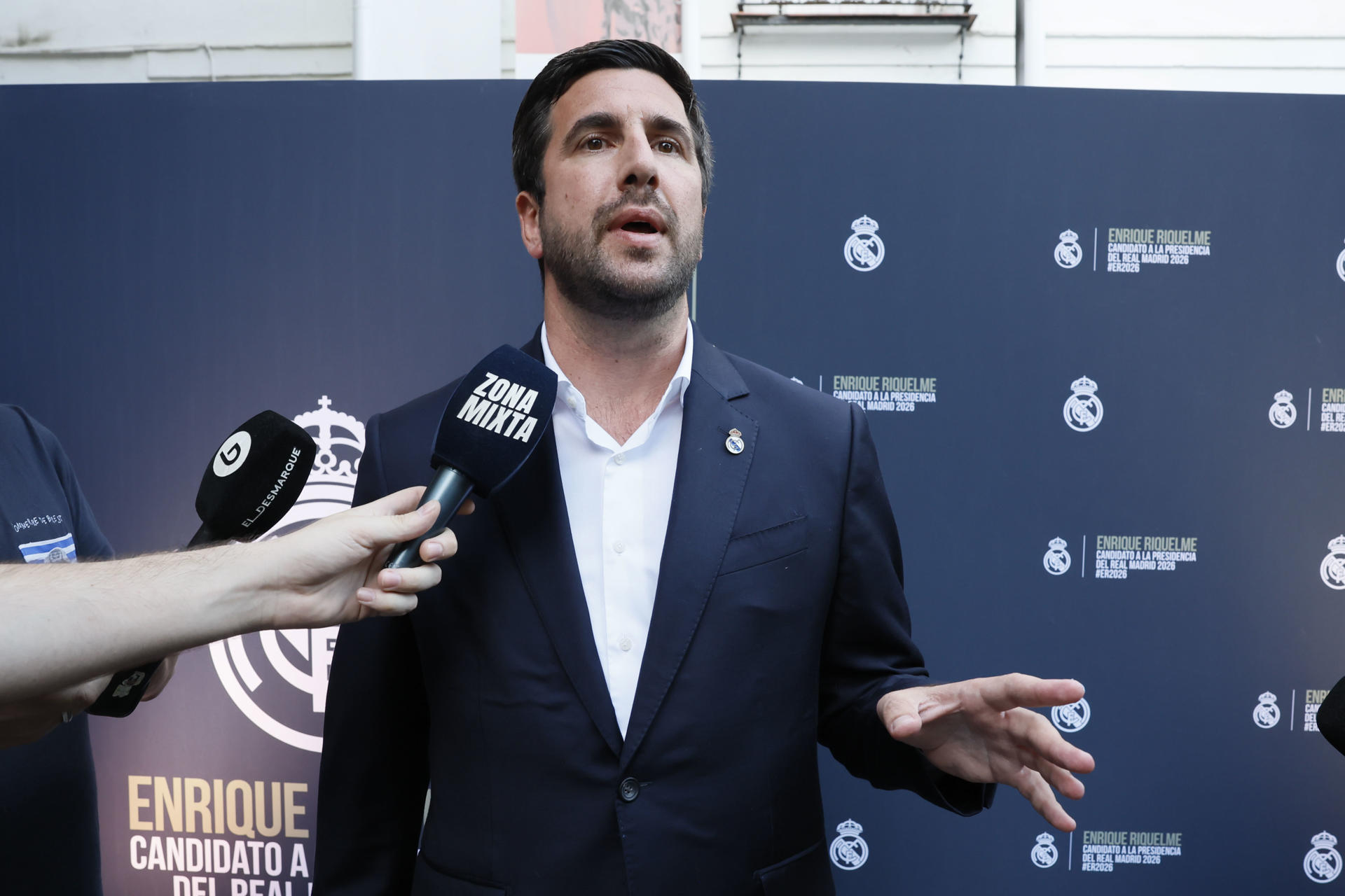 El candidato a la presidencia del Real Madrid, Enrique Riquelme, asiste a un encuentro con las peñas celebrado este martes en Sevilla. EFE/ José Manuel Vidal