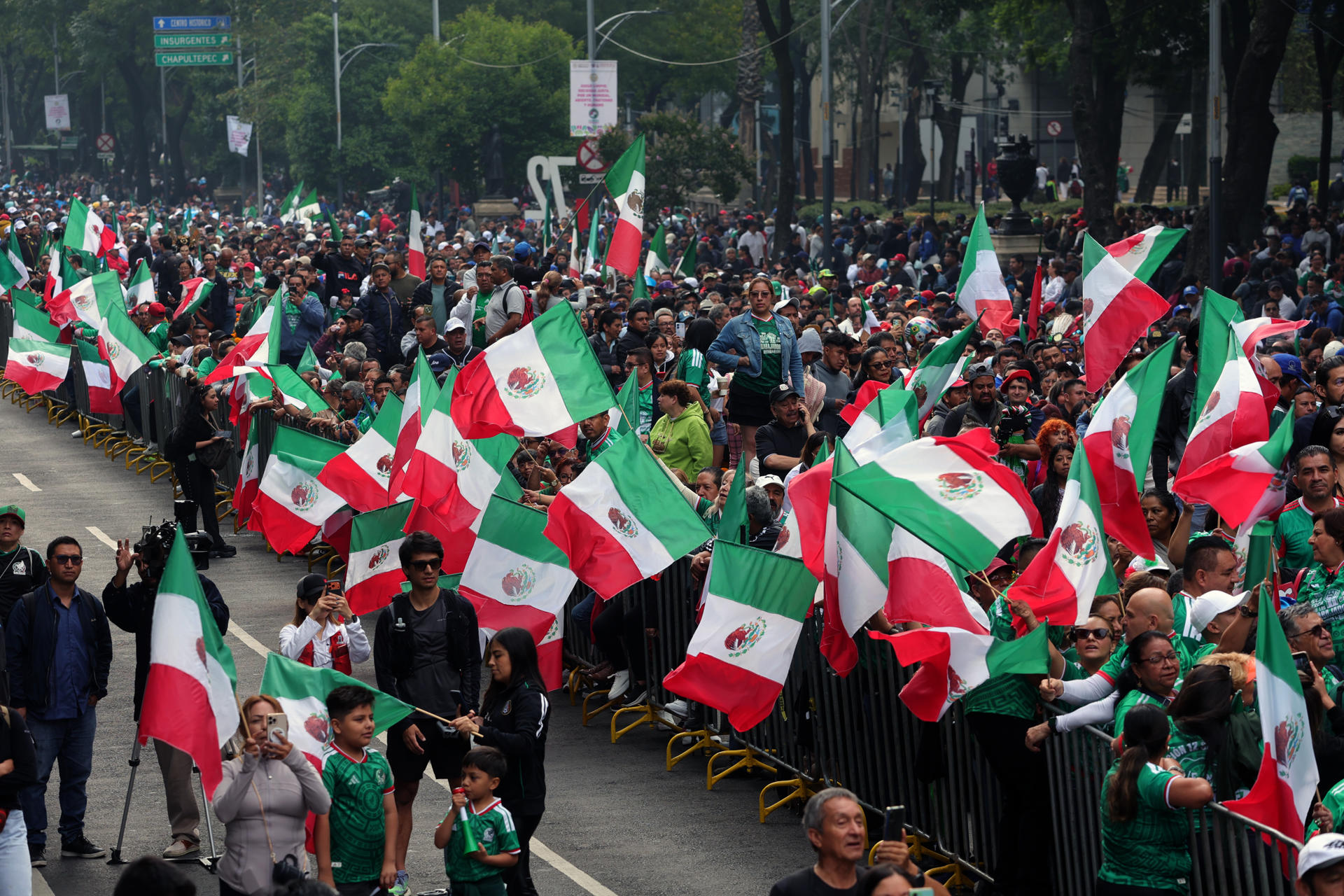 Fotografía del 6 de junio de 2026, de personas realizando una ola humana (movimiento masivo de aficionados), en una de las principales avenidas de la Ciudad de México (México). EFE/Madla Hartz