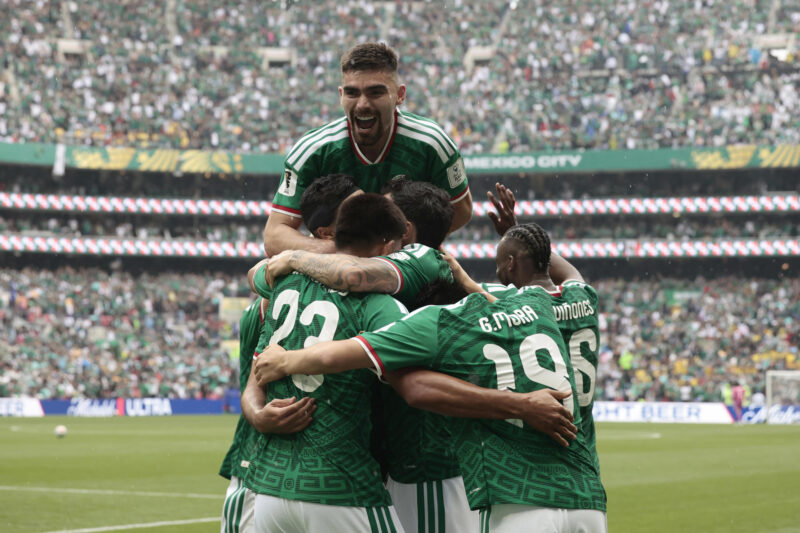 Jugadores de la selección de México celebran este jueves la victoria por 2-0 sobre la de Sudáfrica en el Estadio Azteca de Ciudad de México en el partido inaugural del Mundial. EFE/ José Méndez