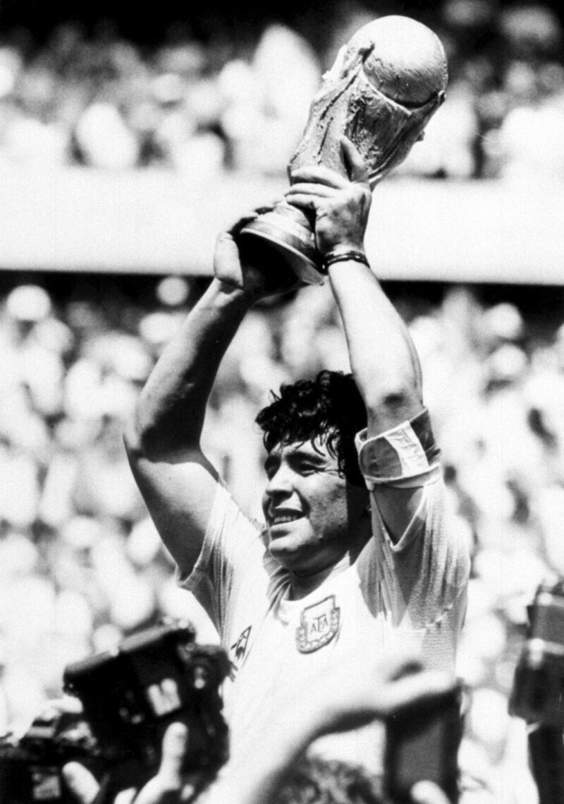 Mario Kempes, Maradona y Messi: los tres 10 campeones del mundo Diego Armando Maradona levanta la Copa del Mundo, la segunda en la historia de Argentina, conquistada en 1986 en México, país donde el diez consagró su calidad, especialmente en el partido de cuartos de final contra Inglaterra en e que dejó para la historia dos perlas: 'el gol del siglo' y el de 'la mano de Dios'. EFE/ EPA/- UK AND IRELAND OUT