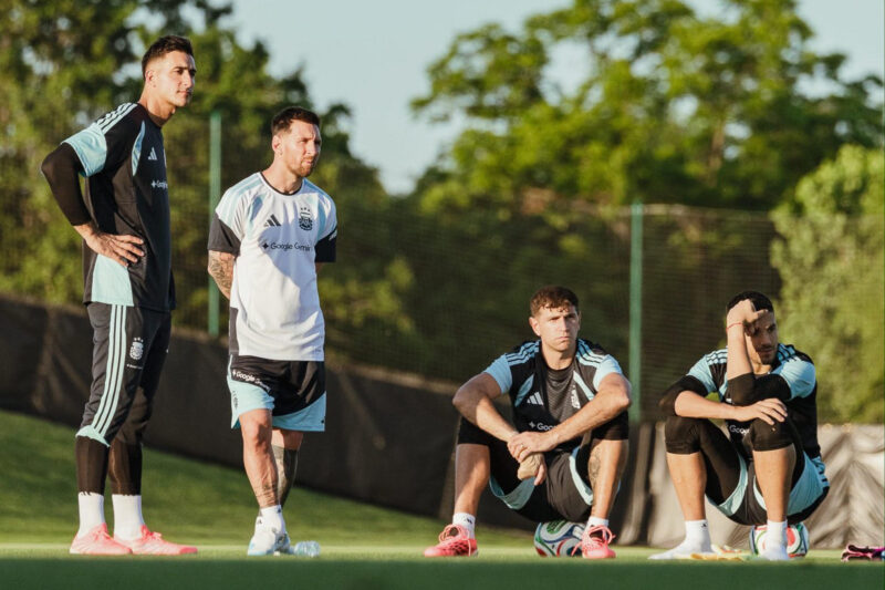 Los 3 retos de la Argentina de Messi para lograr el bicampeonato Fotografía cedida por la Asociación del Fútbol Argentino (AFA) que muestra desde la izquierda; Juan Musso, Lionel Messi, Emiliano Martínez y Gerónimo Rulli de Argentina observando el pasado 1 de junio, el primer entrenamiento de la Selección Argentina en Kansas City (EE.UU.). EFE/ AFA *Sólo uso editorial*