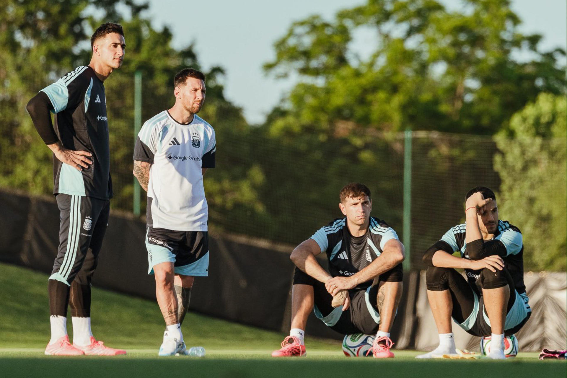 Fotografía cedida por la Asociación del Fútbol Argentino (AFA) que muestra desde la izquierda; Juan Musso, Lionel Messi, Emiliano Martínez y Gerónimo Rulli de Argentina observando el pasado 1 de junio, el primer entrenamiento de la Selección Argentina en Kansas City (EE.UU.). EFE/ AFA *Sólo uso editorial*