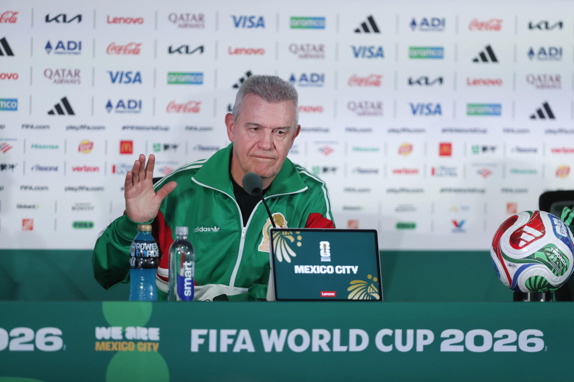 El seleccionador de México, Javier Aguirre, habla en un rueda de prensa este miércoles, en Ciudad de México (México). EFE/ José Méndez