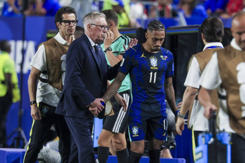 El entrenador de la selección de Brasil, el italiano Carlo Ancelotti (i), junto al internacional brasileño Raphinha (C), en el partido disputado este sábado contra Haití en el Mundial de Estados Unidos, México y Canadá. EFE/SHAWN THEW