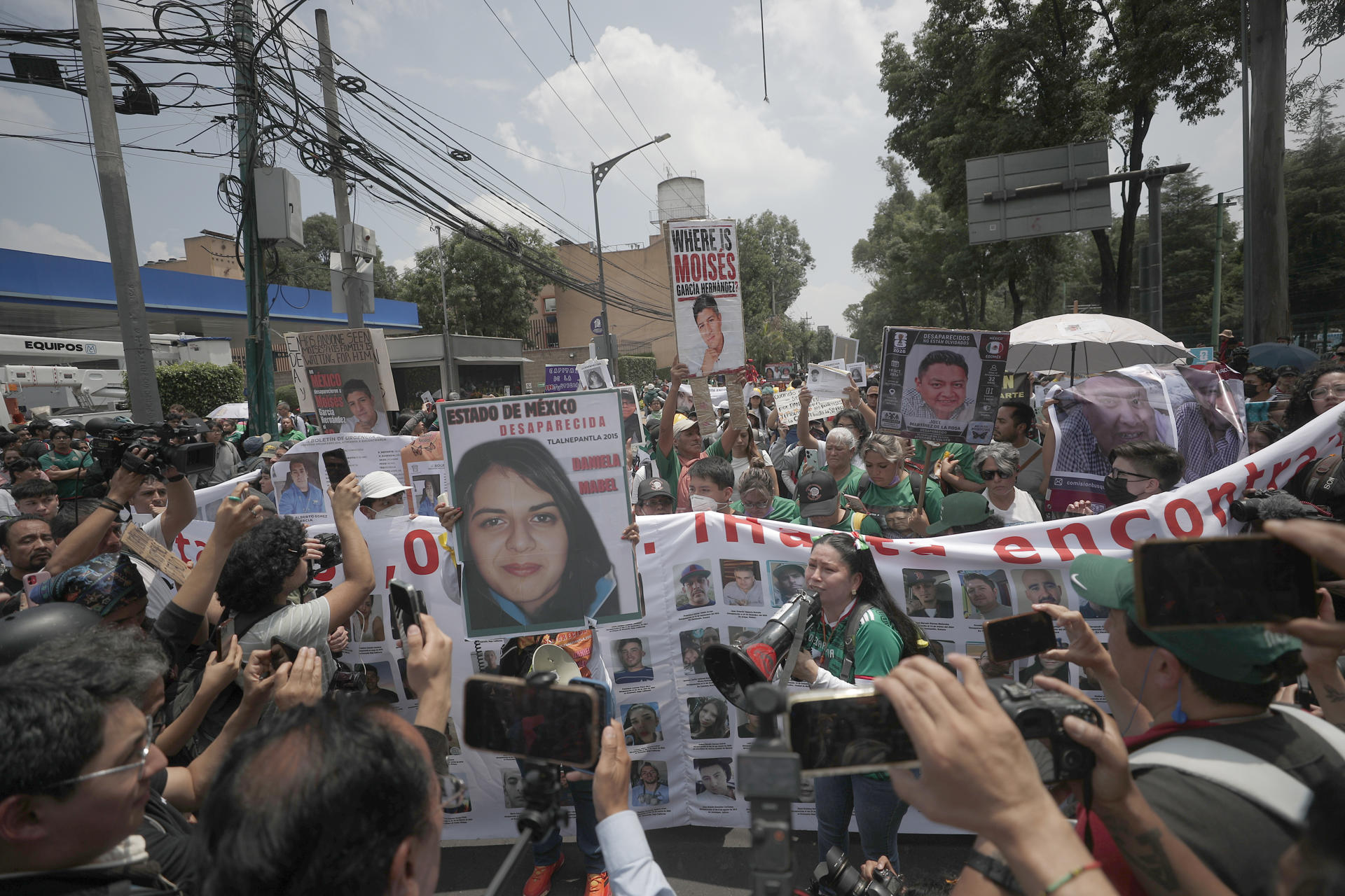 Familiares de personas desaparecidas protestan en una avenida este jueves, rumbo al estadio Ciudad de México (México). EFE/Isaac Esquivel