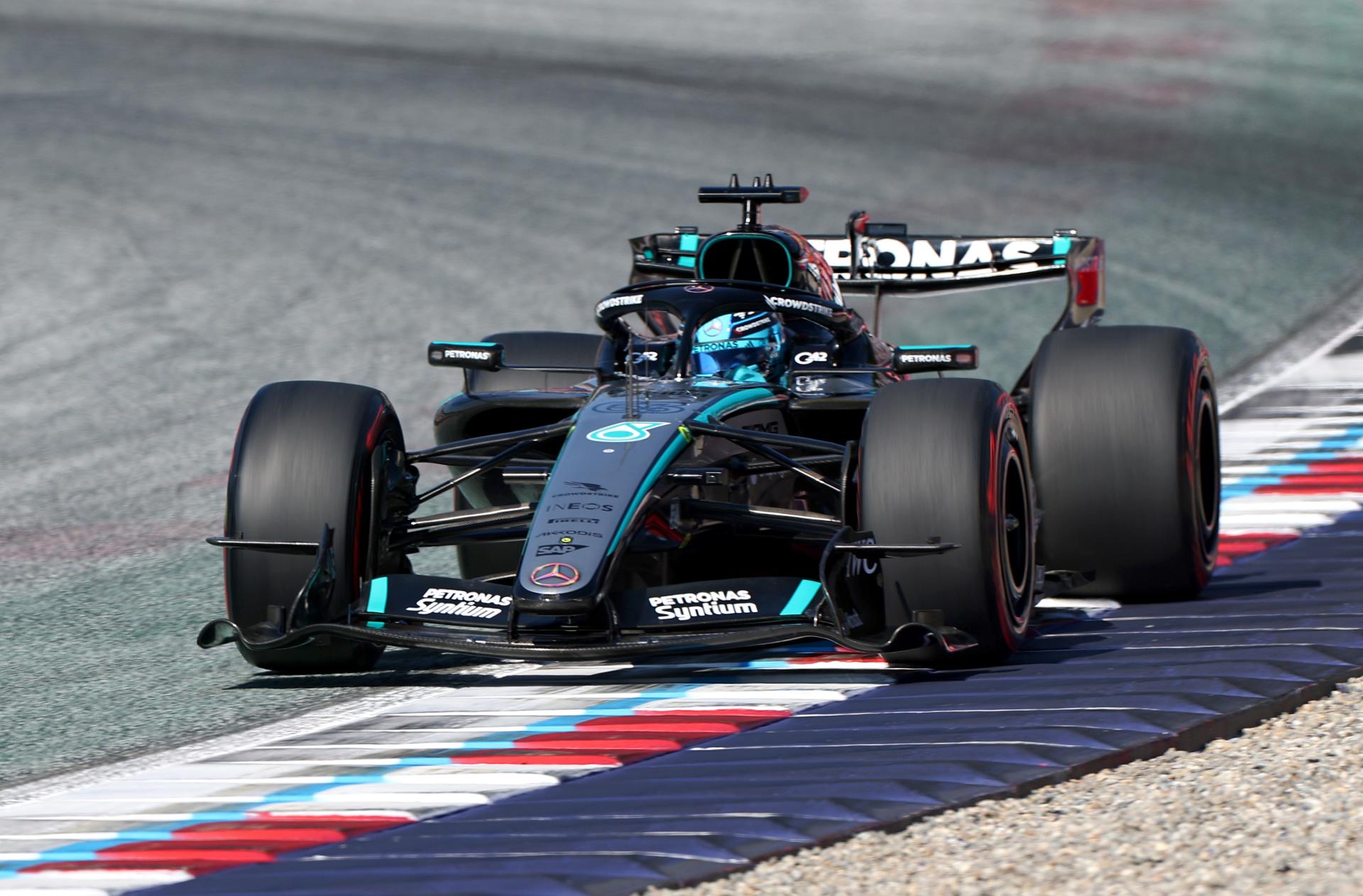 George Russell conquista un caótico Gran Premio de Austria El inglés George Russell (Mercedes) en el Gran Premio de Austria. EFE/EPA/ANNA SZILAGYI