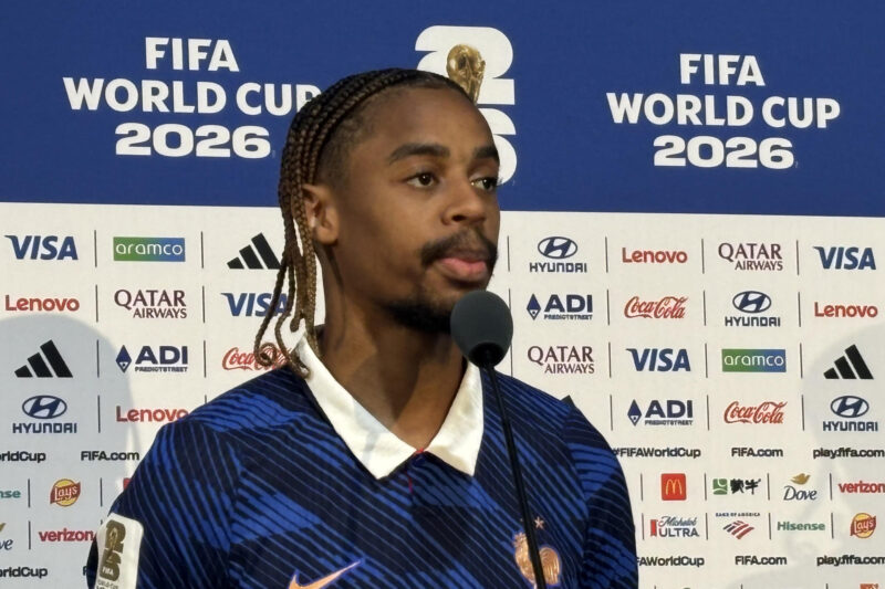 Bradley Barcola, de Francia, habla en la zona mixta después de un partido del grupo I del Mundial de 2026 ante Senegal en Nueva Jersey (Estados Unidos). EFE/Jan Téllez Asensio