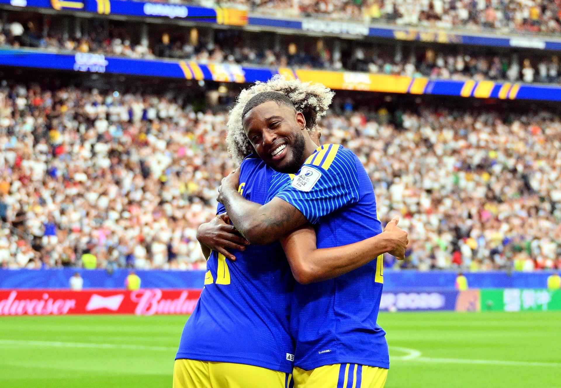 Tahith Chong de Curazao (I) y Riechedly Bazoer de Curazao celebran tras el 1-1 durante el partido de la fase de grupos de la Copa Mundial de la FIFA 2026. EFE/EPA/SAM WASSON