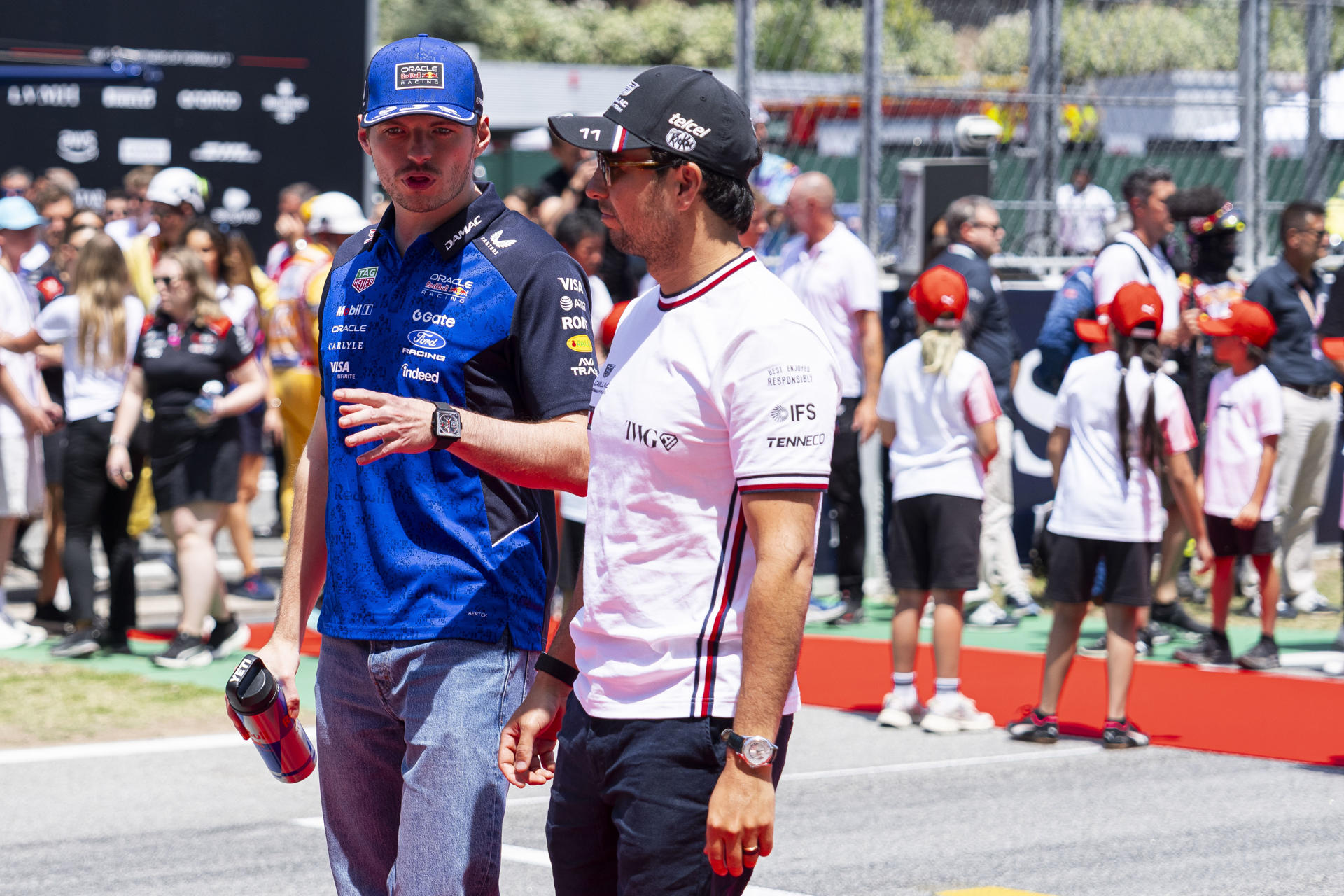 El piloto neerlandés del equipo Oracle Red Bull Racing Max Verstappen (i) junto a Checo Pérez en el drivers parade antes de la carrera del Gran Premio de Fórmula 1 de Barcelona-Cataluña. EFE/Siu Wu