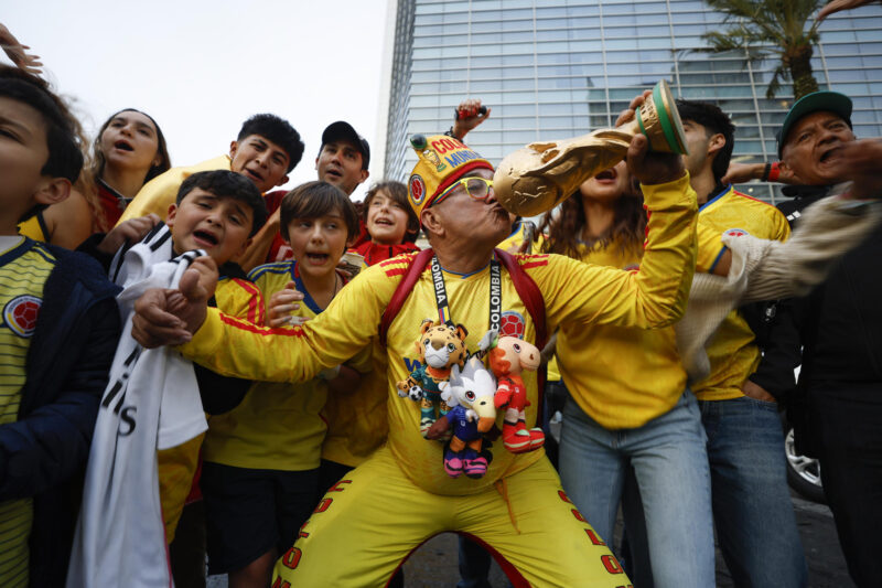 Aficionados de Colombia reciben a su selección este lunes, previo al partido contra Uzbekistán durante el Mundial de la FIFA 2026, en Ciudad de México (México). EFE/ ﻿Sashenka Gutierrez