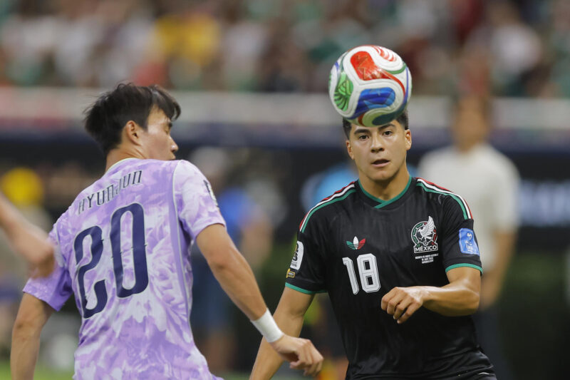 Obed Vargas (d) de México disputa el balón con Yang Hyun-jun de Corea del Sur, en un partido del grupo A del Mundial de la FIFA 2026 entre México y Corea del Sur, en el estadio Akron en Guadalajara (México). Imagen de archivo. EFE/ Francisco Guasco