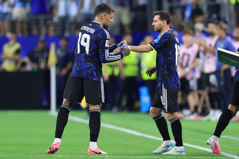 Nicolás Otamendi (i) de Argentina le pone la cinta de capitán a Lionel Messi en el partido del grupo J del Mundial de la FIFA 2026 entre Jordania y Argentina en el estadio AT&T en Arlington (Estados Unidos).EFE/ Carlos Ramírez