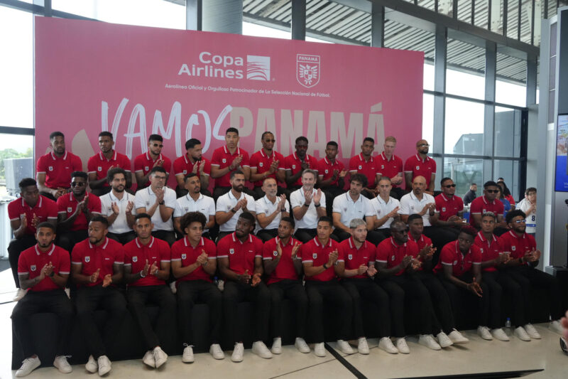 Jugadores de la selección de Panamá posan durante un evento de despedida en el aeropuerto de Tocumen en Ciudad de Panamá (Panamá). EFE/Aris Mariota