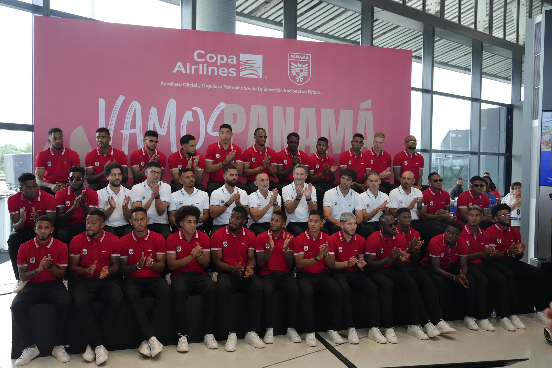 Jugadores de la selección de Panamá posan durante un evento de despedida en el aeropuerto de Tocumen en Ciudad de Panamá (Panamá). EFE/Aris Mariota