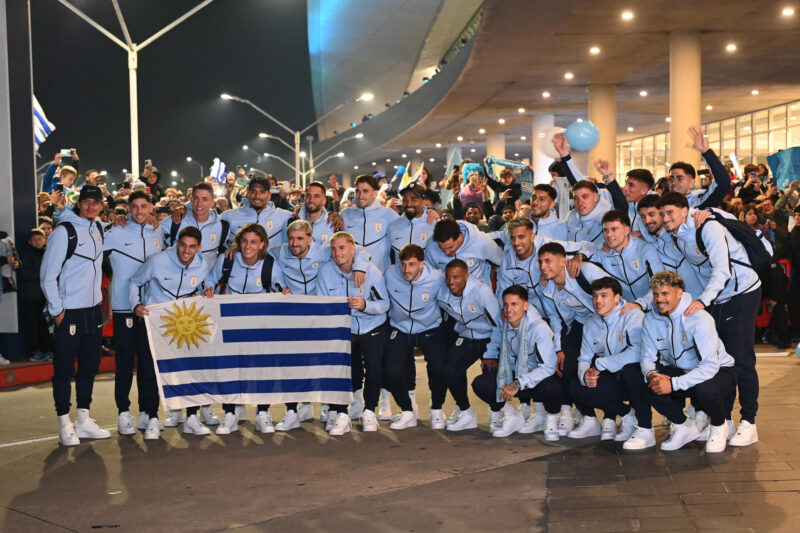 Qué resultado le conviene a Uruguay en España vs. Arabia Saudita Jugadores de Uruguay posan durante la despedida a la selección en el Aeropuerto de Carrasco en Montevideo (Uruguay). EFE/ Federico Gutiérrez