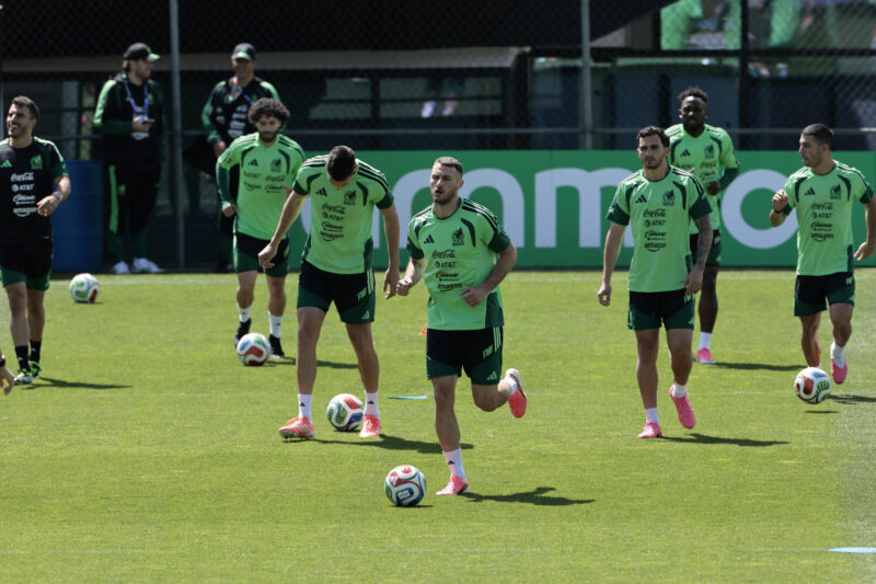 Los cambios que prepara Javier Aguirre para enfrentar a Chequia El delantero de México Santiago Giménez durante el entrenamiento efectuado este sábado en el Centro de Alto Rendimiento (CAR) de la Federación Mexicana de Fútbol, ubicado al sur de la Ciudad de México. EFE/José Méndez