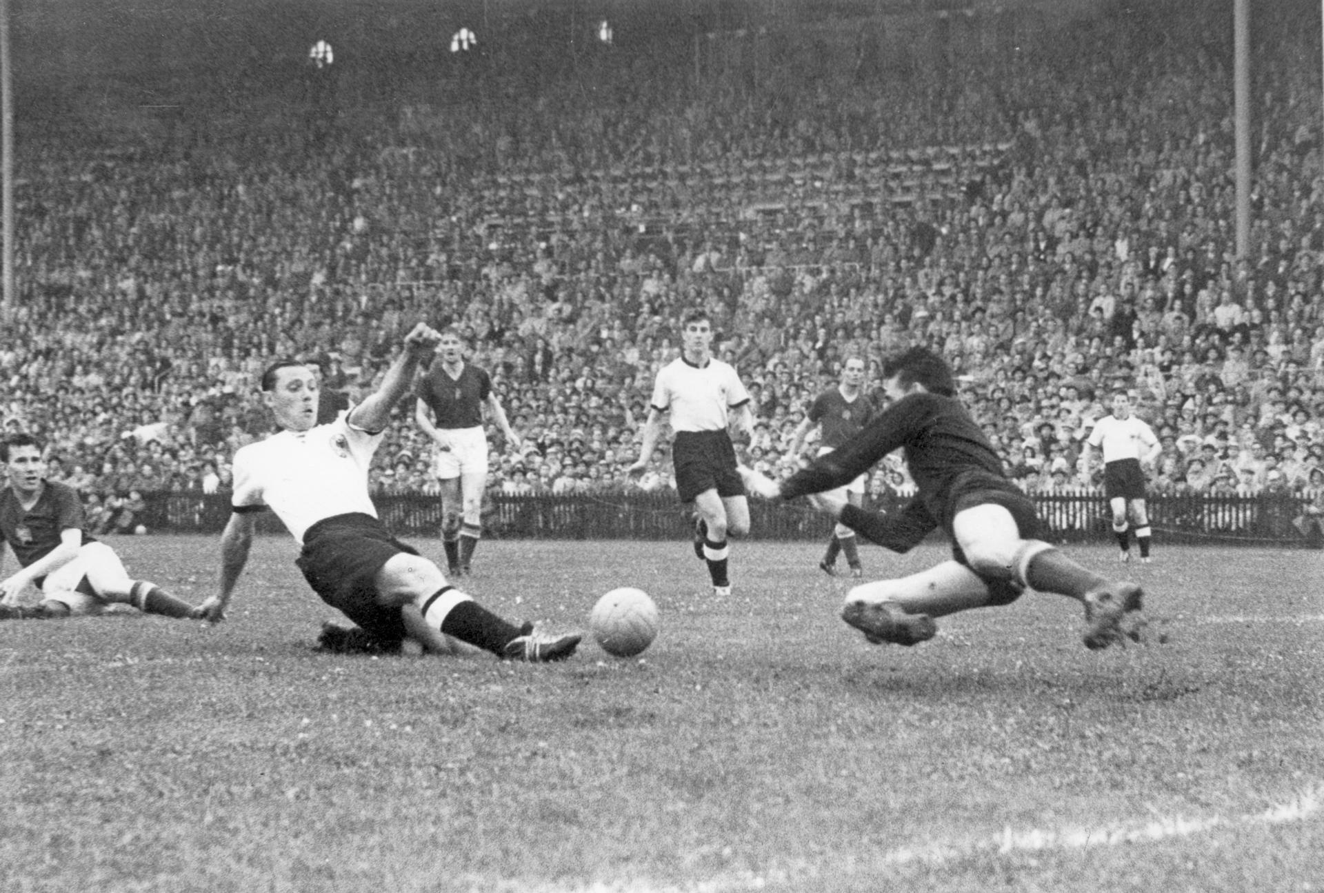 Fotografía de archivo del 4 de julio de 1954 en la que se observa un detalle de la final del Campeonato del Mundo de ese año disputada en Berna (Suiza) entre Alemania Federal y Hungría, que ganaron los alemanes por 3-2. Días antes, el 26 de junio, se jugó 'la batalla de Lausana bajo la canícula', que tuvo como protagonistas a Suiza y Austria. EFE/Archivo