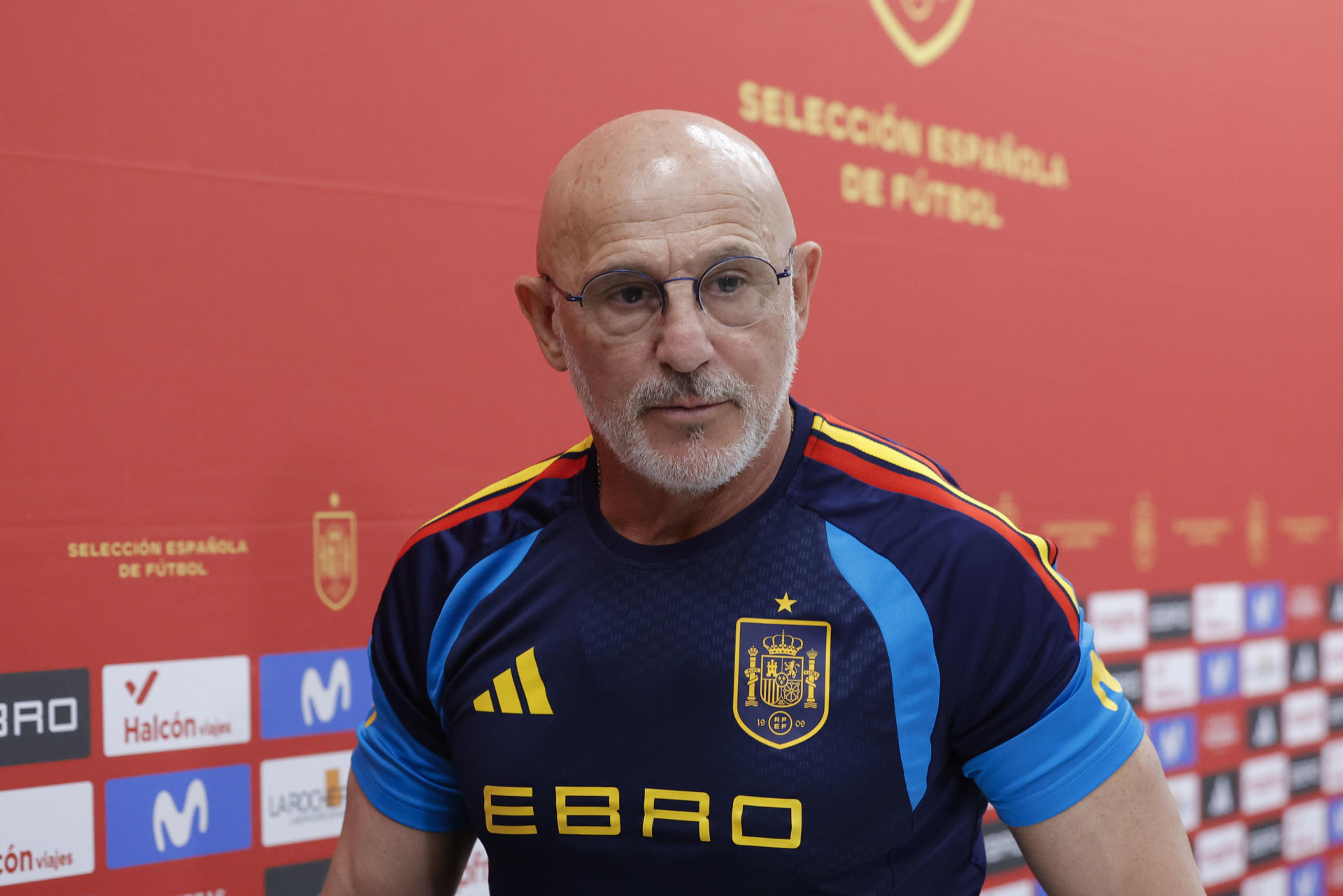 El entrenador de la selección española, Luis de la Fuente, durante la rueda de prensa posterior al entrenamiento realizado este miércoles en la Ciudad del Fútbol de Las Rozas, en la víspera del partido amistoso preparatorio para el Mundial 2026 que el jueves disputa contra la de Irak de A Coruña. EFE/Zipi Aragón