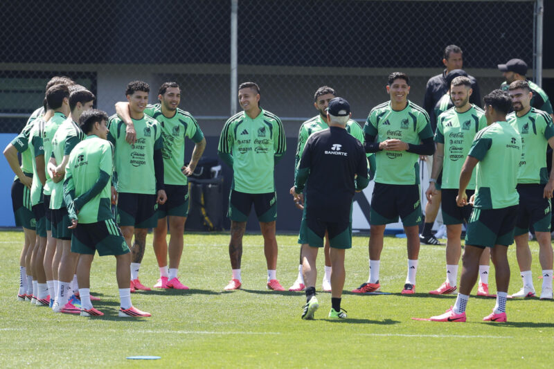 El entrenador de la selección mexicana de fútbol, Javier Aguirre (c, de espaldas), da instrucciones a sus jugadores durante el entrenamiento celebrado este lunes en Guadalajara previo al partido ante la selección de Corea. EFE/Sashenka Gutiérrez