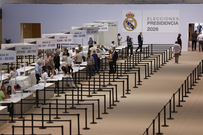 Pabellón de baloncesto de la Ciudad Deportiva Valdebebas donde se va a llevar a cabo la votación para las elecciones del Real Madrid, este domingo. Los socios del Real Madrid toman este domingo la palabra para elegir, 20 años después de las últimas elecciones con más de un candidato, entre la continuidad de Florentino Pérez, con Mourinho, Konaté, Dumfries y un fichaje de 150 millones de euros como reclamo, o el cambio que postula Enrique Riquelme, con Haaland, Rodri y Klopp en su oferta. EFE/ Rodrigo Jiménez