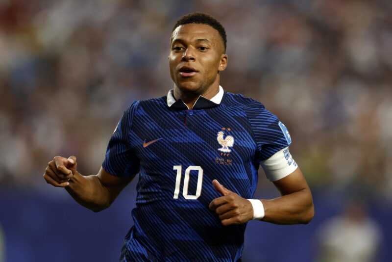 El día en que Lionel Messi aportó un doblete para imponer con 18 una marca histórica como máximo goleador de todos los Mundiales, el francés Kylian Mbappé ha sumado dos a su registro y con 16 igualó el desempeño del alemán Miroslav Klose, lo que lo deja a dos del argentino. EFE/EPA/WILL OLIVER