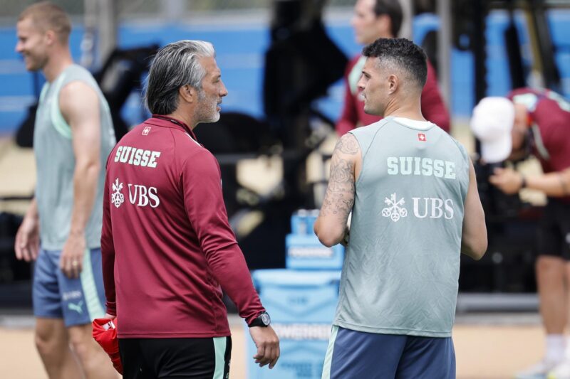Mundial 2026: El partido más parejo de la jornada tiene valor oculto El seleccionador de Suiza, Murat Yakin (i), habla con el capitán de su equipo Granit Xhaka durante una práctica en San Diego. EFE/EPA/PETER KLAUNZER EDITORIAL USE ONLY