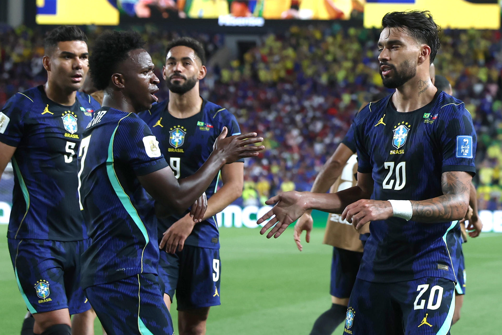 Vinícius Júnior (i) y Lucas Paquetá (d) de Brasil celebran un gol ante Haití en el Mundial 2026. EFE/ David Toro