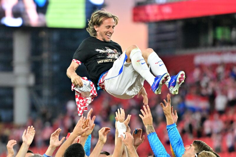 Este error costaría una fortuna en apuestas de Portugal vs Croacia Los jugadores de Croacia lanzan al aire a Luka Modric, tras su partido 200 con la selección de su país en Toronto. EFE/EPA/EDUARDO LIMA