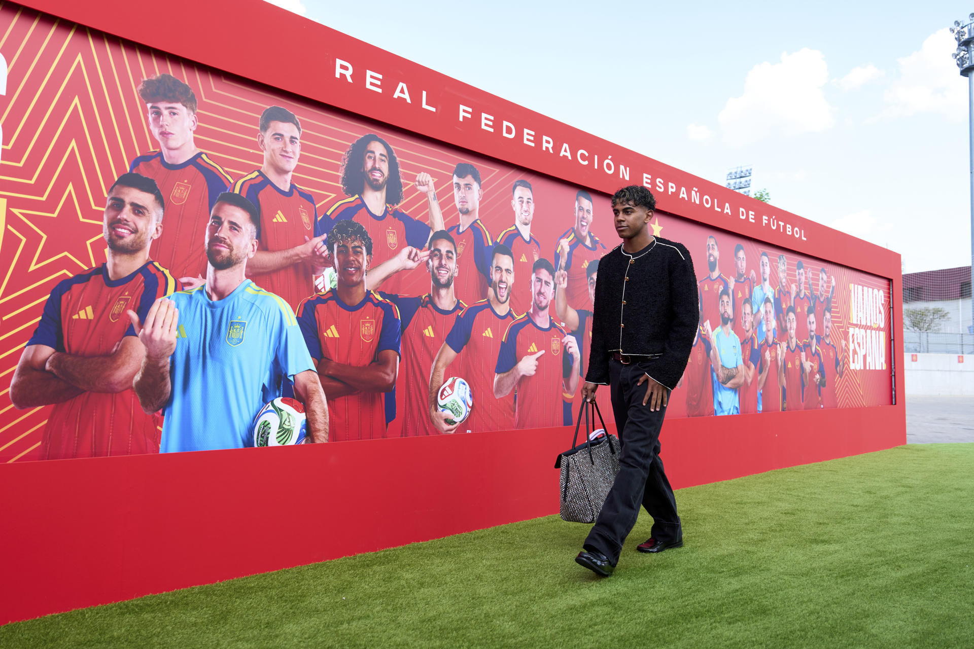 El jugador de la selección española de fútbol, Lamine Yamal, a su llegada el pasado 30 de mayo a la concentración del combinado español en la Ciudad del Fútbol de Las Rozas, en Madrid. EFE / Ángel Martínez / RFEF. *SÓLO USO EDITORIAL*