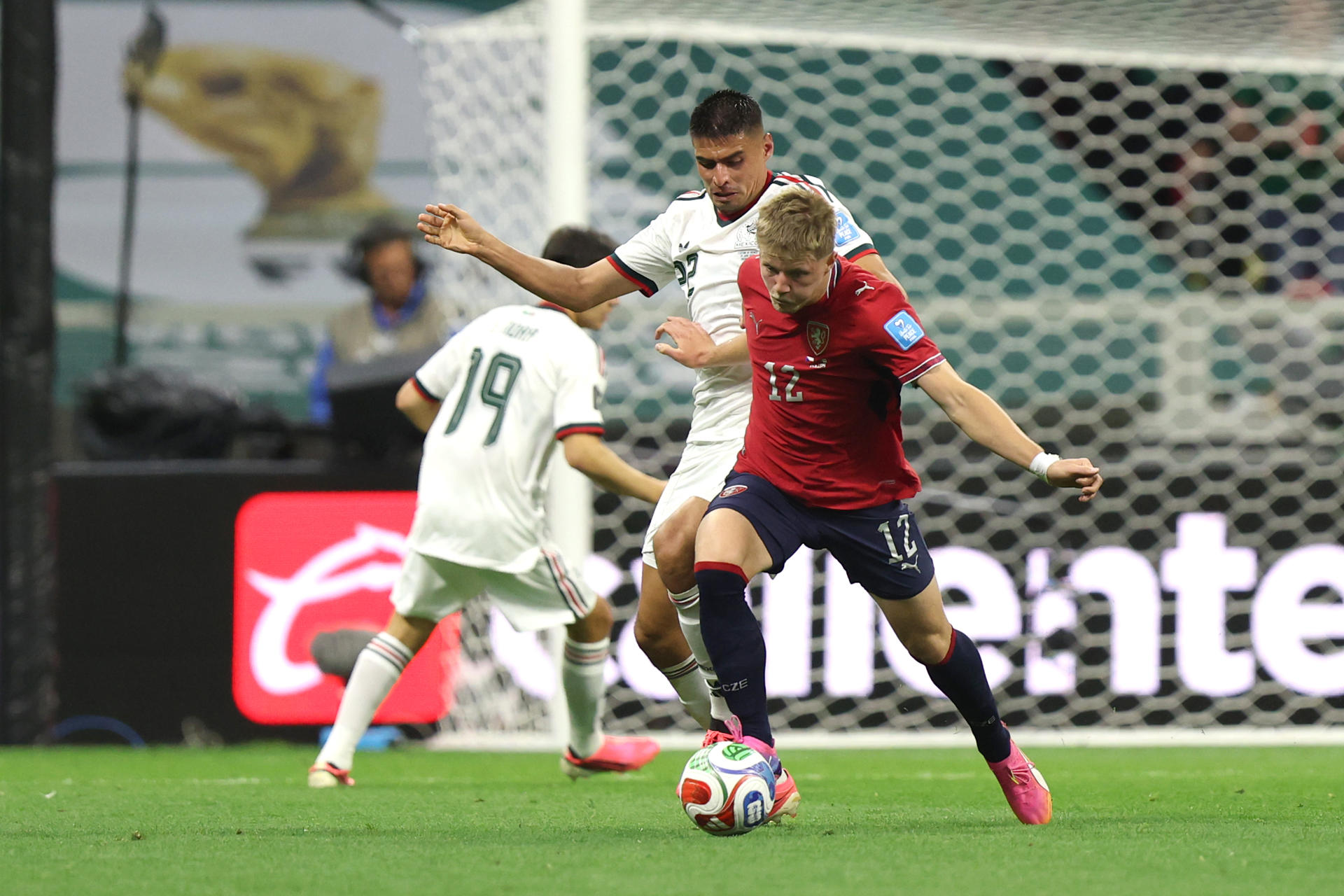 Lukas Cerv (d) de República Checa disputa un balón con Guillermo Martínez de México este miércoles, en un partido del grupo A del Mundial de la FIFA 2026 entre República Checa y México en el estadio Azteca en Ciudad de México (México). EFE/ Isaac Esquivel