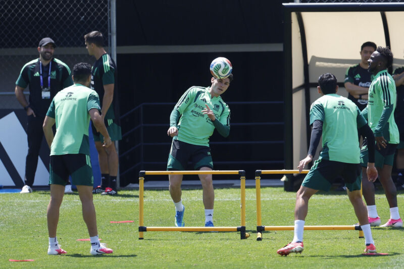El defensa de la selección mexicana de fútbol Israel Reyes (2-i), durante el entrenamiento celebrado en Ciudad de México previo al partido ante la selección de Chequia. EFE/Sashenka Gutiérrez
