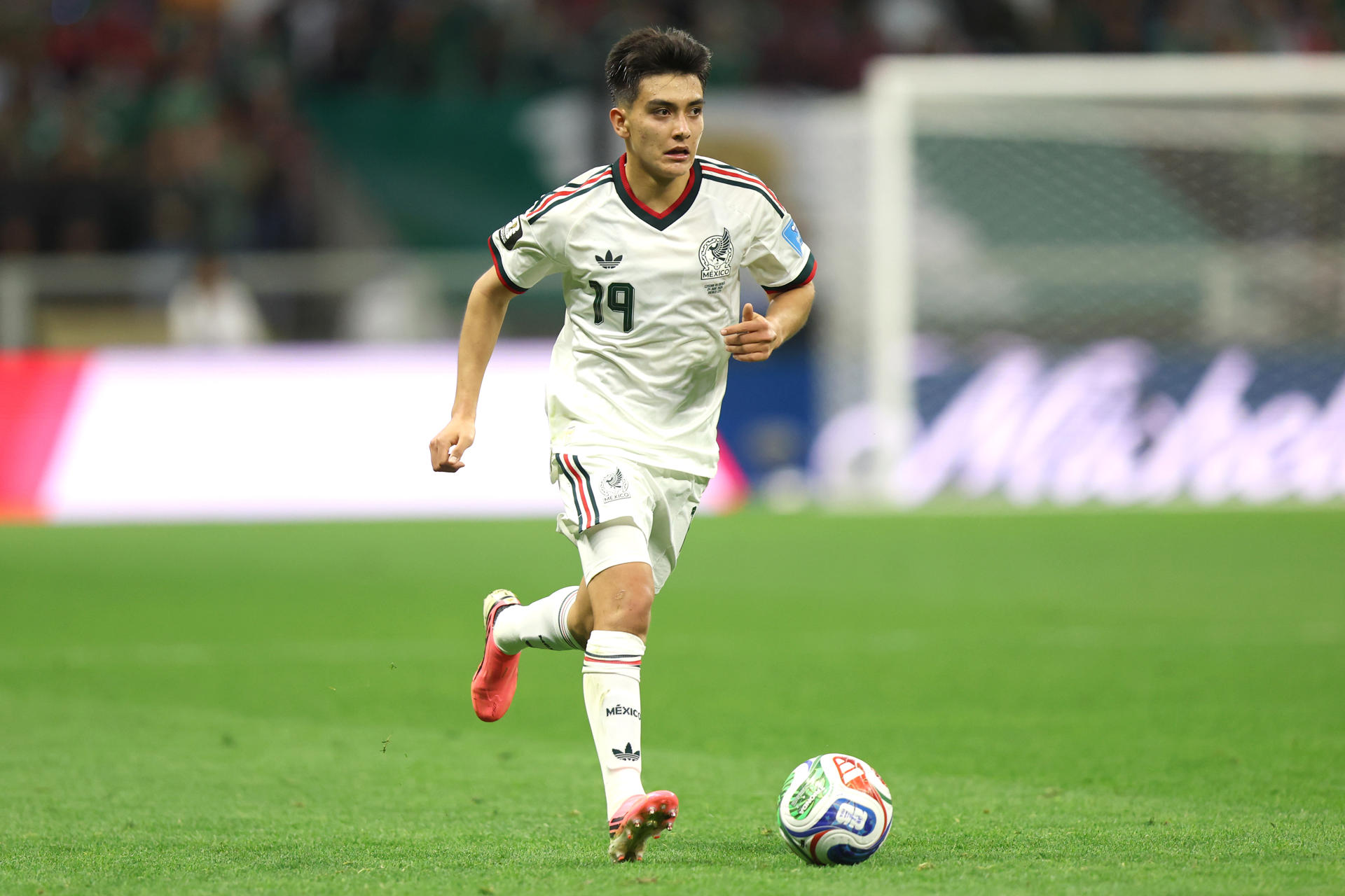 Gilberto Mora de México controla un balón este miércoles, en un partido del grupo A del Mundial de la FIFA 2026 entre República Checa y México en el estadio Azteca en Ciudad de México (México). EFE/ Isaac Esquivel