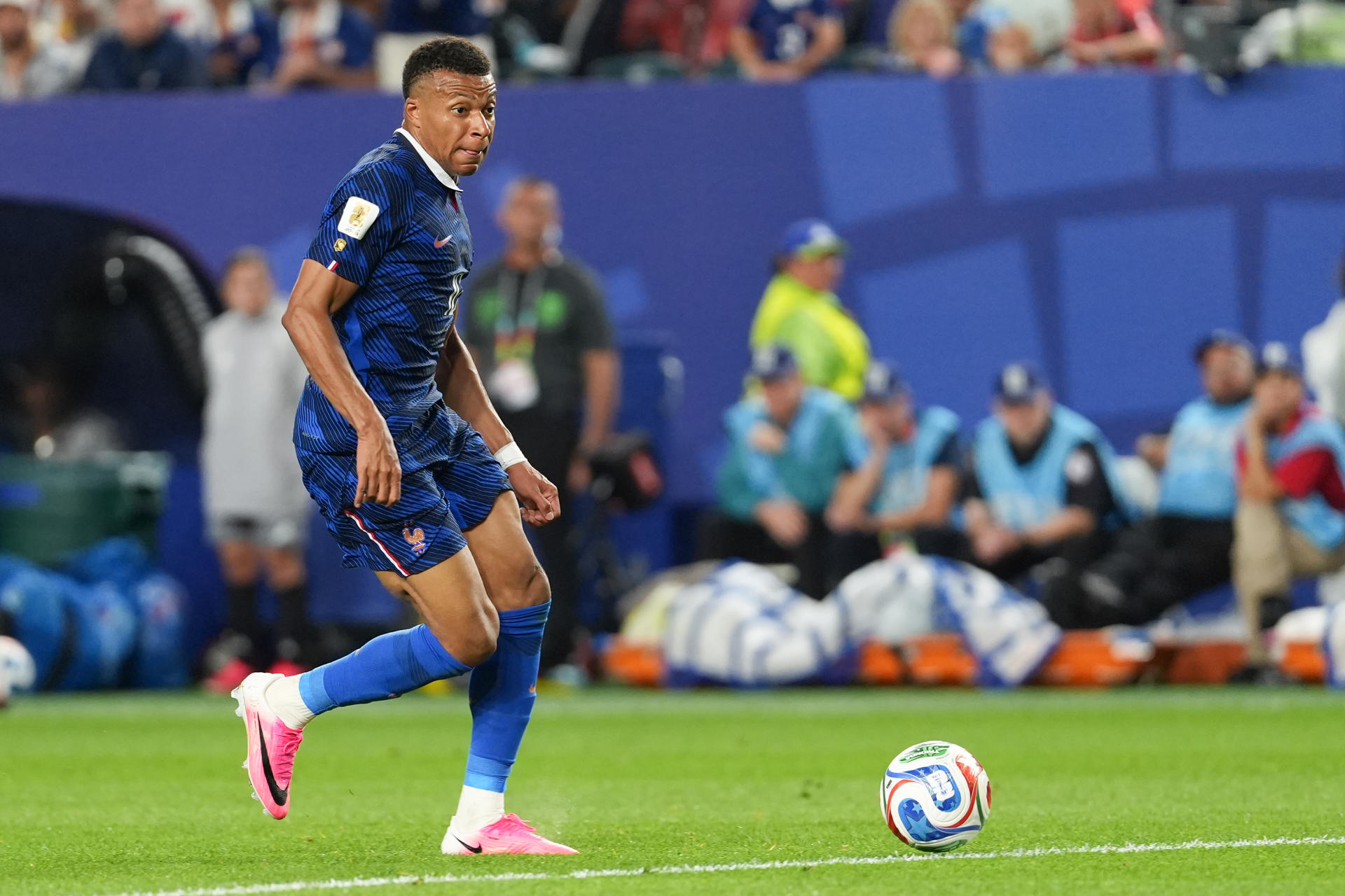 Didier Deschamps deja el Mundial por el fallecimiento de su madre Kylian Mbappé, de Francia, controla el balón en un partido del grupo I del Mundial de la FIFA 2026 entre Francia e Irak en el estadio Lincoln Financial en Filadelfia (Estados Unidos). EFE/Octavio Guzmán