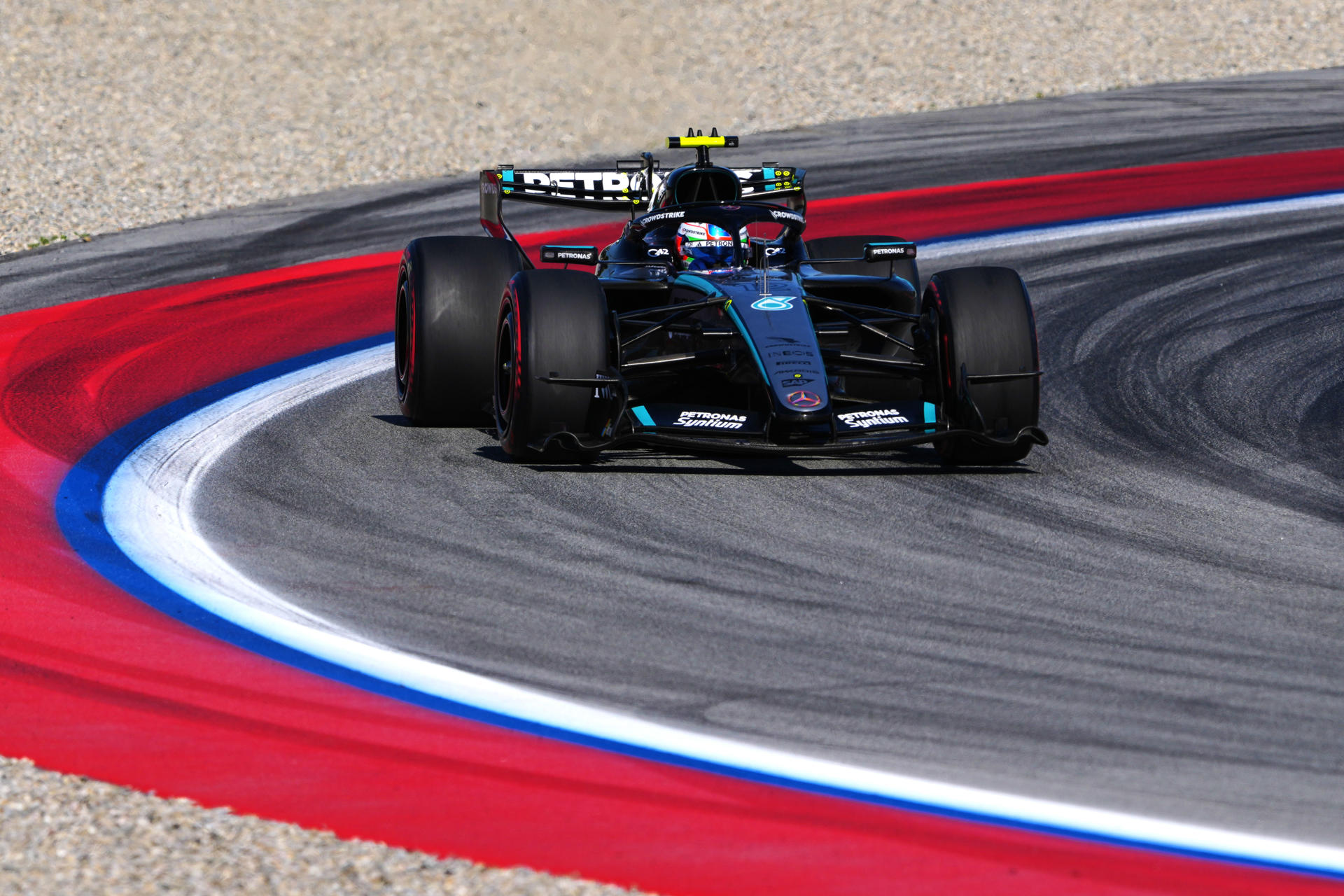 Festival británico: George Russell se lleva la 'pole' en Montmeló Montmeló (Barcelona), 12/06/2026.-El piloto italiano de Mercedes Kimi Antonelli, durante la segunda sesión de entrenamientos libres del Gran Premio de Fórmula 1 de Barcelona-Cataluña este viernes.EFE/ Alejandro García