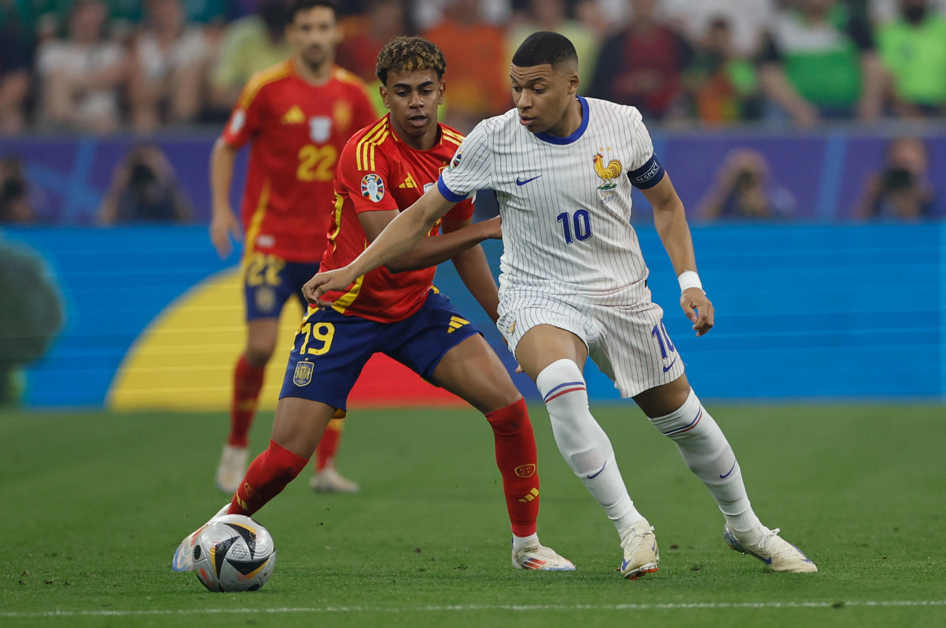 Los delanteros Lamine Yamal (i) y Kylian Mbappé, durante el partido de semifinales de la Eurocopa 2024 España-Francia. EFE/Alberto Estévez