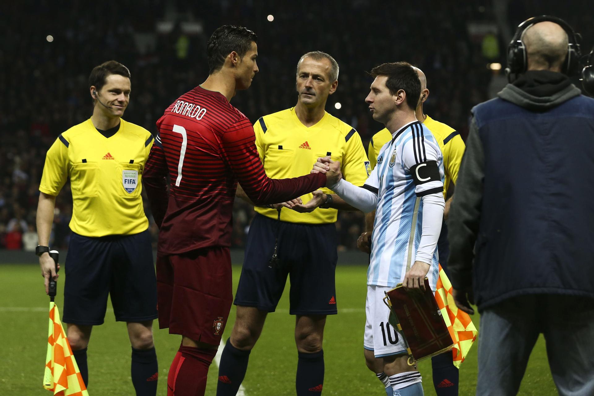 Fotografía de JOSE SENA GOULAO, en la que puede verse en una imagen de archivo del 18 de noviembre de 2014 al jugador de Portugal Cristiano Ronaldo (2i) y al argentino Lionel Messi de Argentina (2d) en los prolegómenos de un partido con sus respectivas selecciones. EFE